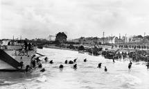 CANADIANS LAND AT JUNO BEACH