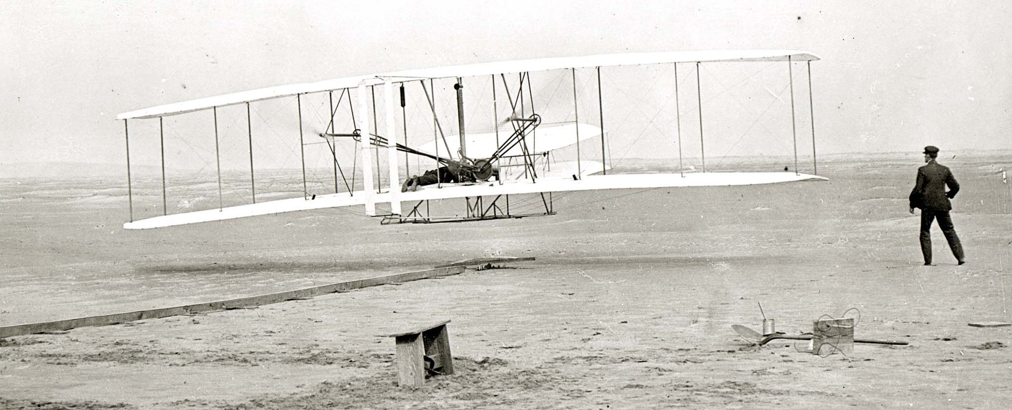 17 de dezembro de 1903: Os irmãos americanos Wilbur e Orville Wright realizam – Primeiro voo a motor