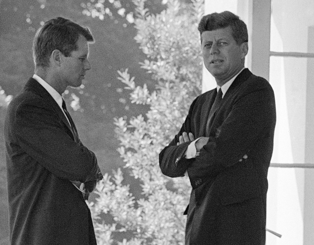 Cuban Missile Crisis - THE KENNEDY BROTHERS